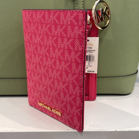 Michael Kors Jet Set Travel Passport Wallet
Electric Pink Signature NWT - Picture 1 of 16